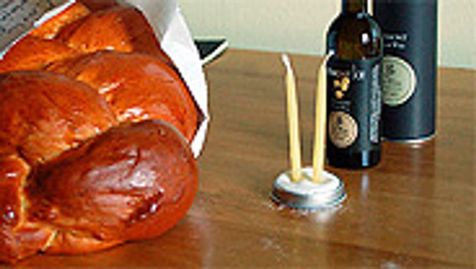 Ein Muss an jedem Schabbat: Wein, Schabbatbrot und Kerzen.
