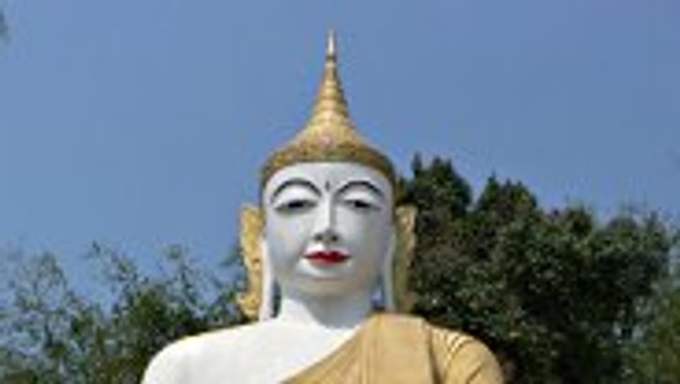 Sitzende Buddha-Statue in Twante (Myanmar).