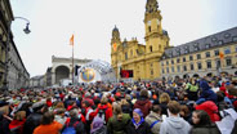 Grossaufmarsch: Gläubige stehen am Odeonsplatz in München.