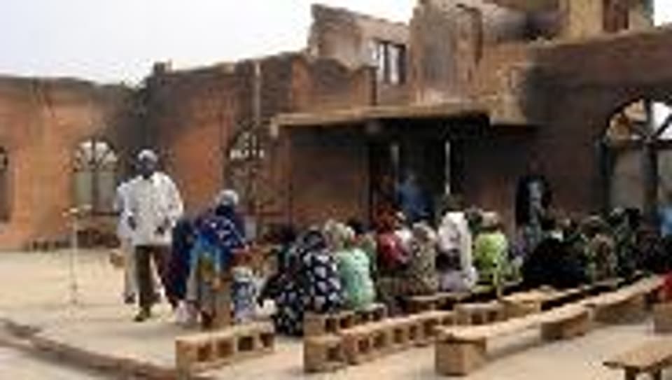 Gottesdienst in einer zerstörten Kirche in Nigeria.