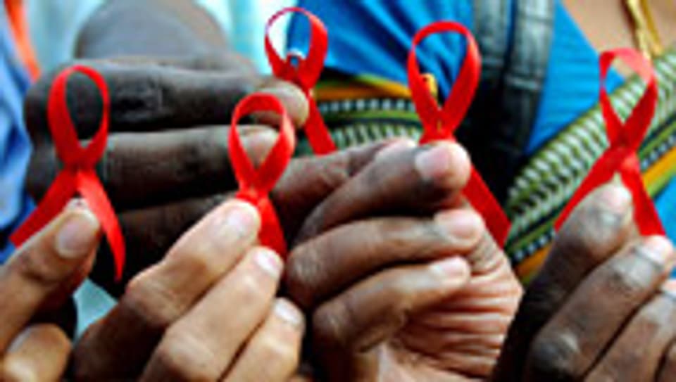 Modernes Amulett: Das «Red Ribbon» der AIDS-Prävention.