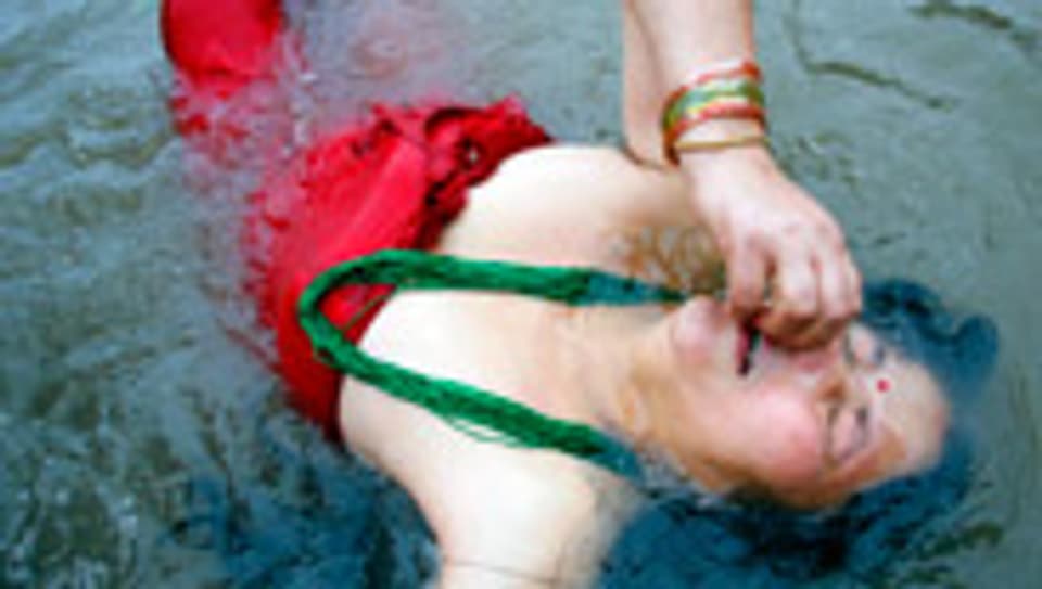 Eine Hindu-Frau nimmt ein heiliges Bad, um die Sünden des vergangenen Jahres abzuwaschen.