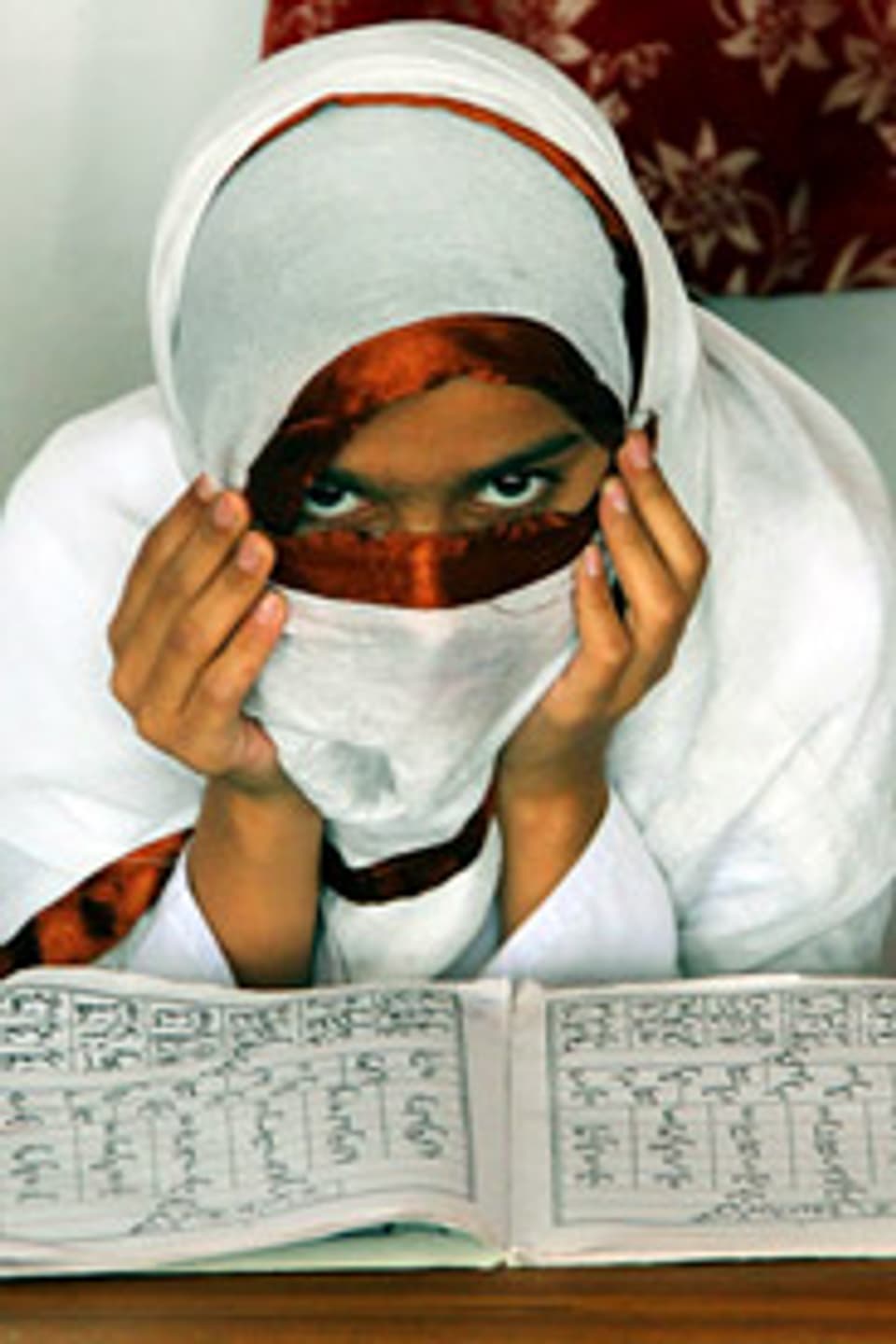 Muslimisches Mädchen lernt den Koran in Pakistan.