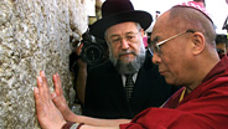 Der Dalai Lama beim Besuch der Klagemauer in Jerusalem.