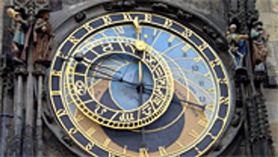 Astronomische Uhr mit Mondphasen und Tierkreiszeichen am Prager Rathaus.