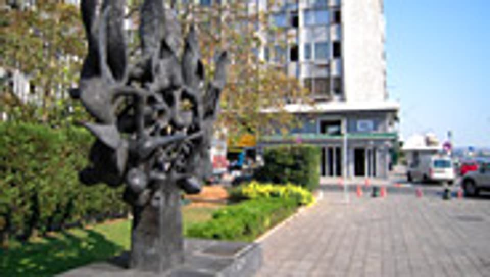 Eingeklemmt zwischen Parkplatz und Hafenstrasse: das Holocaust-Monument in Thessaloniki erinnert an das Schicksal der Juden.
