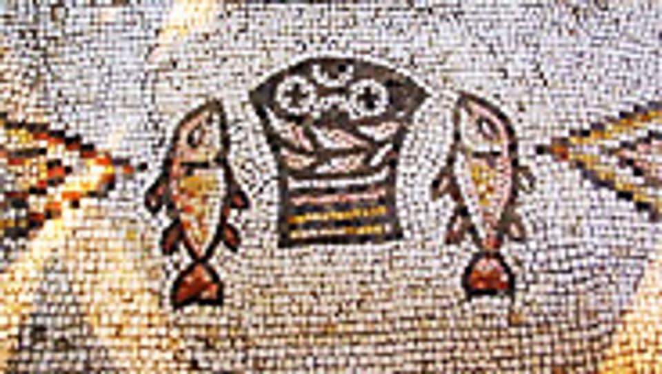 Brotvermehrungskirche in Tabgha mit Mosaik: vier Brote und zwei Fische.