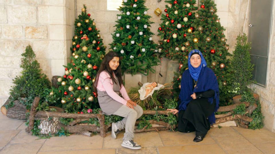 Friedliches Miteinander: Muslime posieren vor Weihnachtsbäumen in Bethlehem