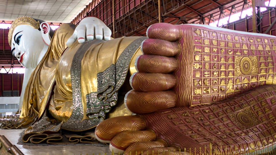 Liegender Buddha in der Chaykhatgyi-Pagode in Mandalay, Burma, Dezember 2012.