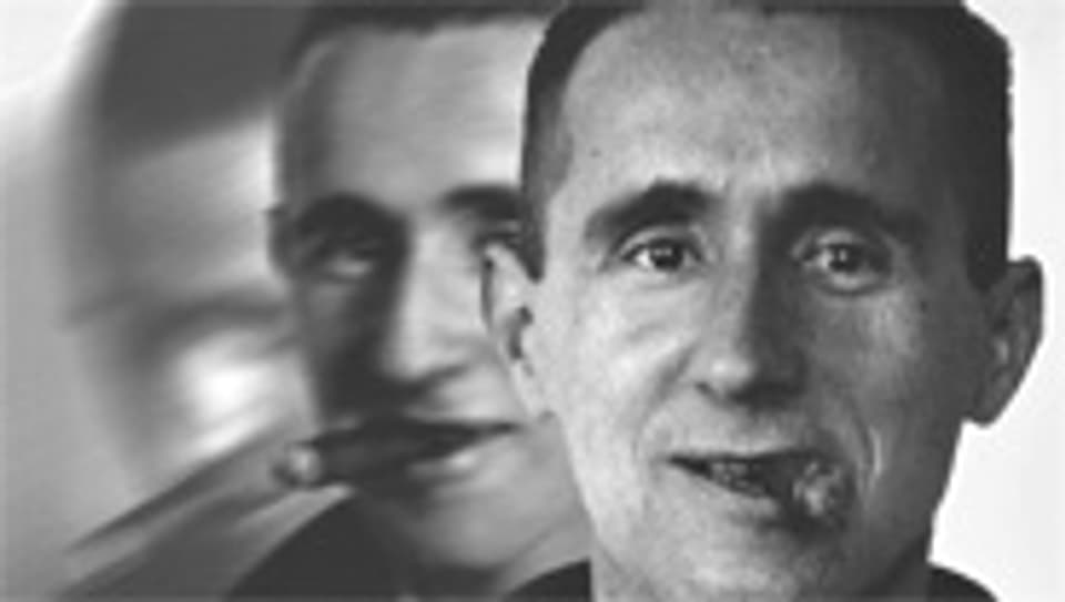 Bert Brecht mit Zigarre im Mund - ein typisches Bild.