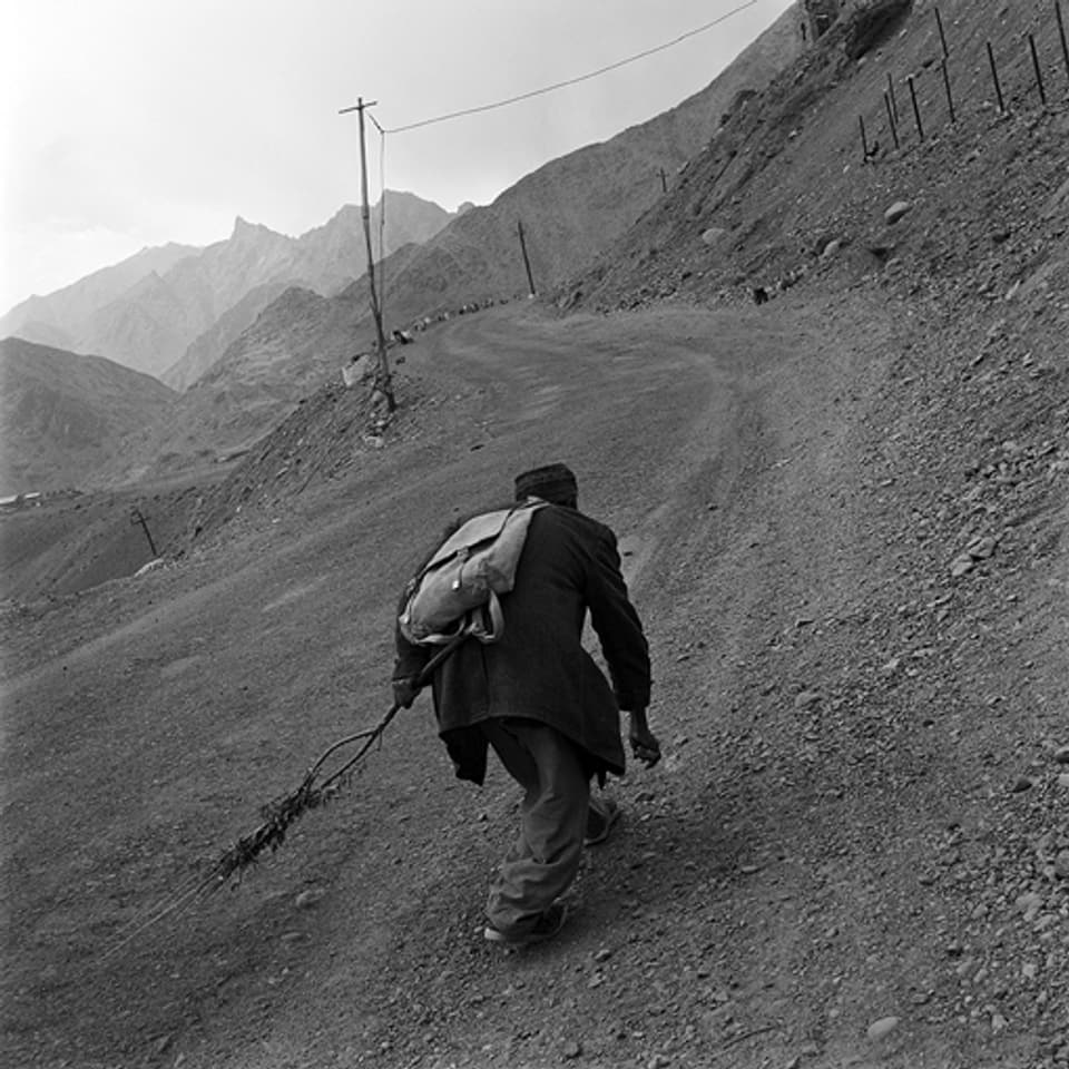 Der Strassenkehrer. Kashmir, Indien, 2000.