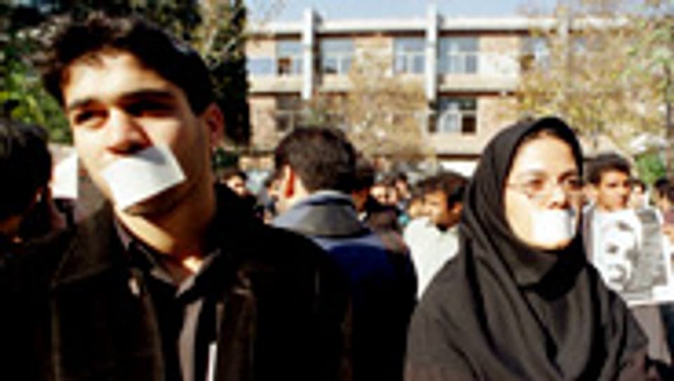 Iranische Studenten demonstrieren mit zugeklebten Mündern gegen die Zensur.
