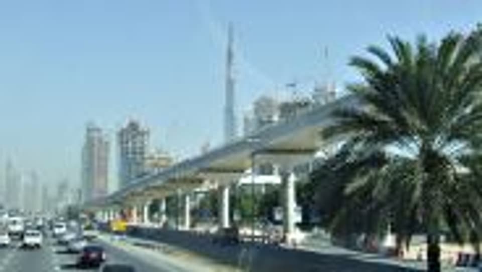 Dubais Skyline mit Wolkenkratzern.