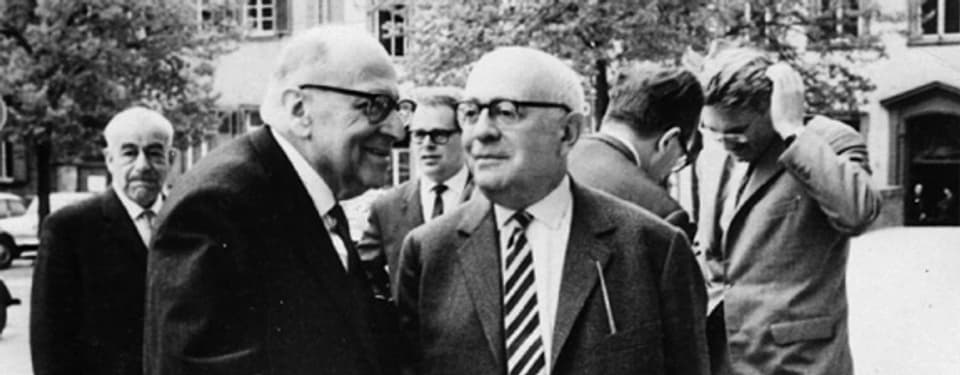 Max Horkheimer (vorne links) und Theodor Adorno (vorne rechts) im Jahr 1965 in Heidelberg.