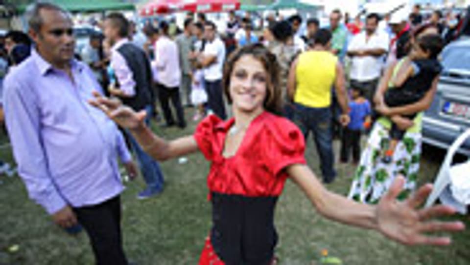 Eine junge Roma-Frau auf einem Fest in Costesti, Rumänien.
