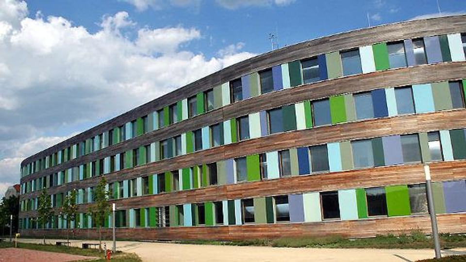 Die Fassade des Umweltbundesamtes in Dessau.