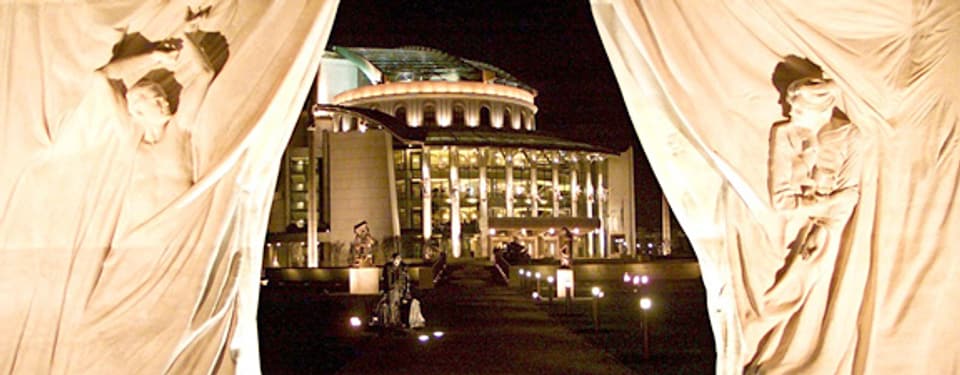 Das ungarische Nationaltheater zwischen den Marmorskulpturen von Miklos Melacco.