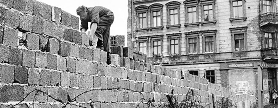 Alles andere als glatter Beton: Arbeit an der Berliner Mauer.