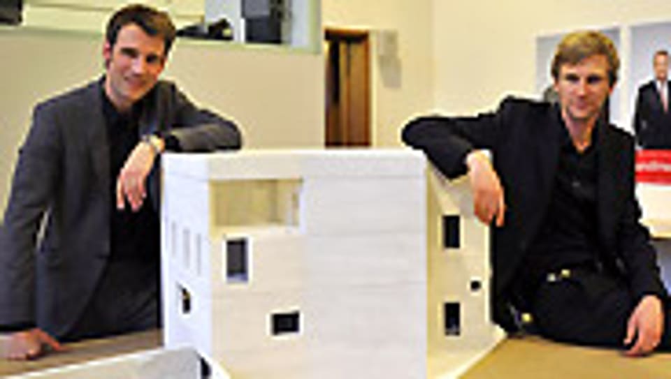 Emanuel Christ (links) und Christoph Gantenbein mit ihrem Modell des Erweiterungsbaus des Basler Kunstmuseums.