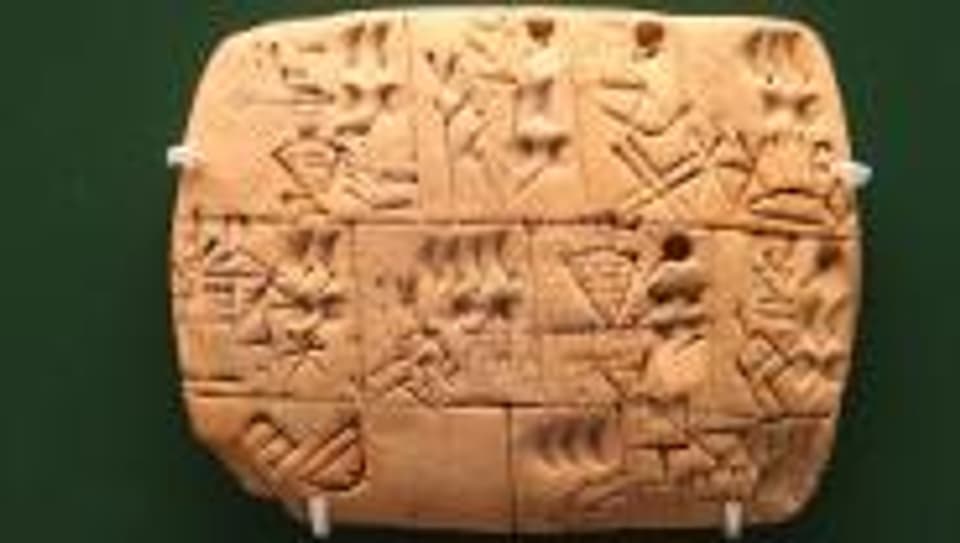 Eine etwa 3000 Jahre alte Lehmtafel mit Keilschrift.