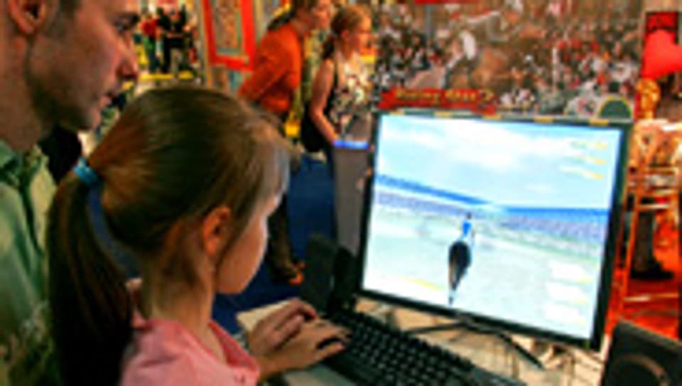 Vater und Tochter beim Spieletest an der «Games Convention».