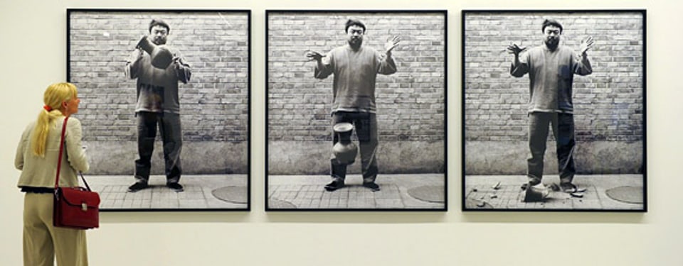 Frühes fotografisches Werk von Ai Weiwei: «Dropping a Han Dynasty Urn, 1995».