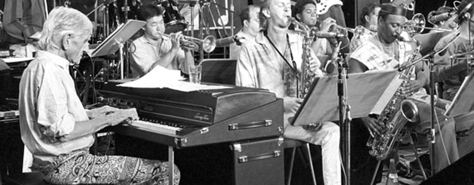 Gil Evans (links am Piano) mit seiner Band am Jazz Festival Montreux 1986.