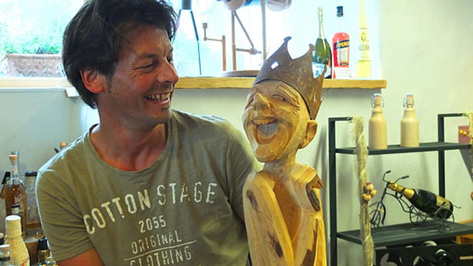 Rolf Blöchlinger vom Kunstnacht-Team mit einem seiner lachenden Könige.