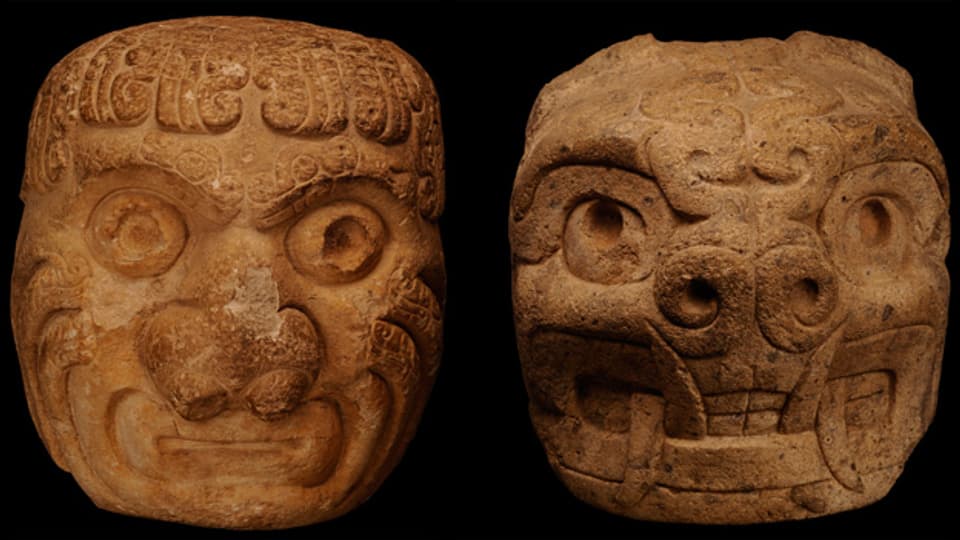 Kopfskulpturen aus dem Tempel von Chavín (ca. 900–550 v. Chr.). Links menschengestaltig, rechts Mensch-Tier-Mischwesen.