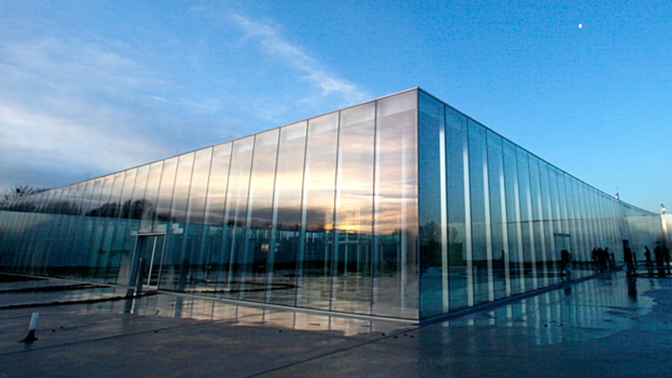 Der Bau des japanischen Architektenduos SANAA lockt auch viele Architekturinteressiere in den Louvre-Ableger in Lens.