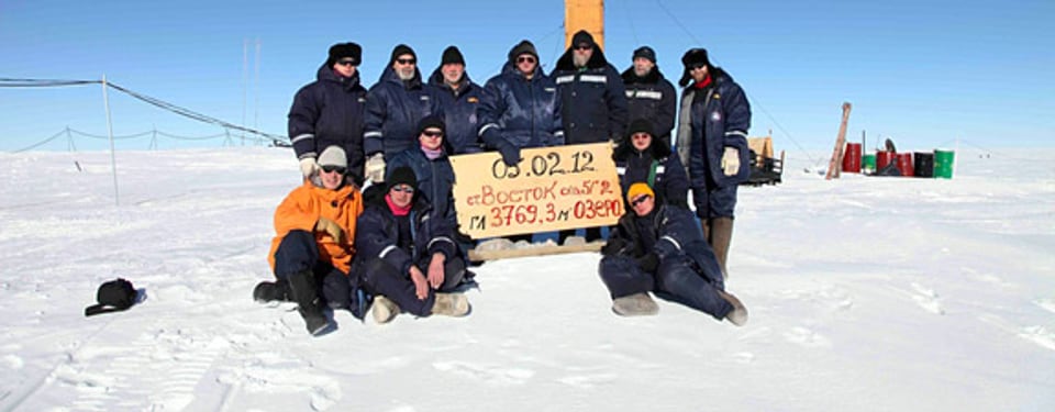  Erfolgreiche Bohrung: Russische Forscher posieren bei der Vostok-Station in der Antarktis im Februar 2012.