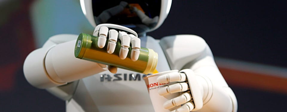 Roboter «Asimo» von Honda schenkt einen Drink aus.