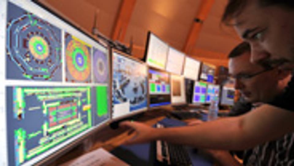 Cern-Wissenschaftler beobachten den Verlauf des Experiments an den Bildschirmen