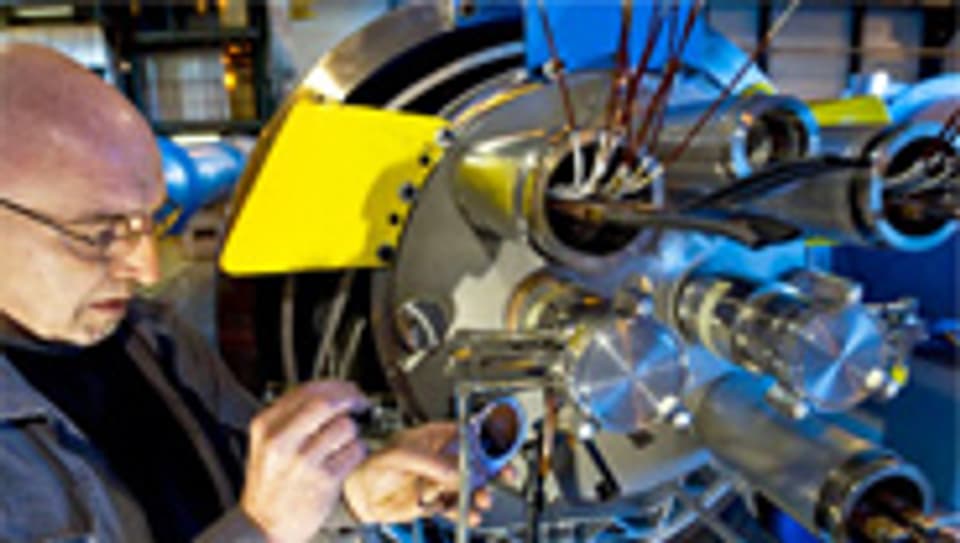 Letzte Vorbereitungen an einem reparierten Magneten im LHC.