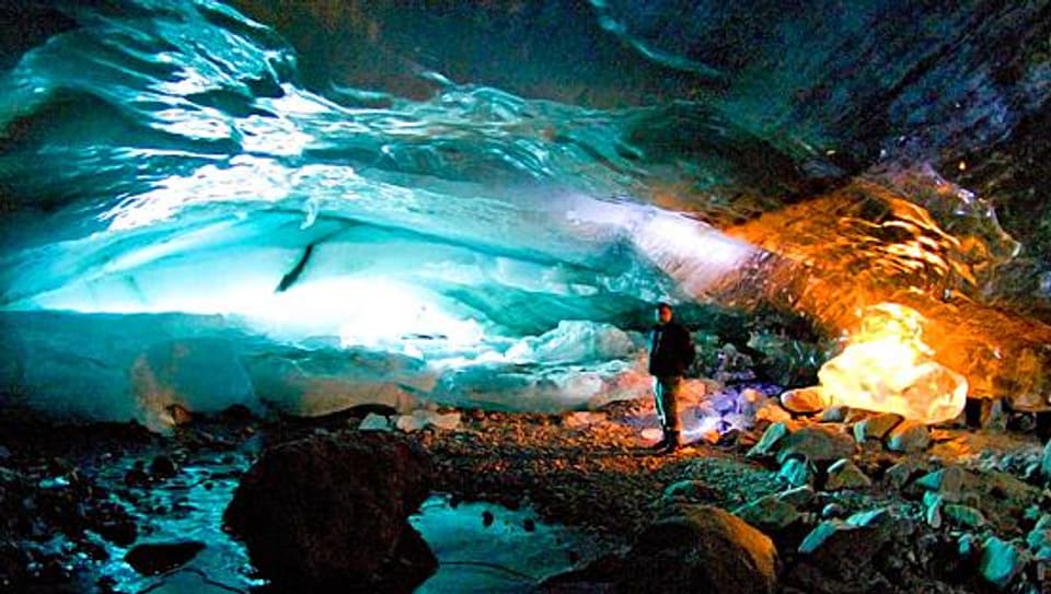 Eine Eishöhle im Morteratschgletscher.
