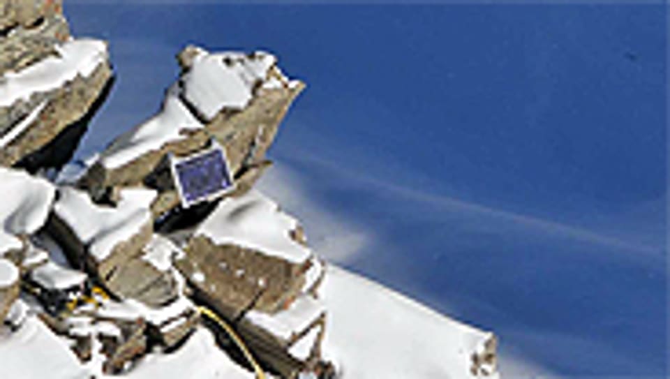 Umweltsensoren mit Solarzellen am Matterhorn.