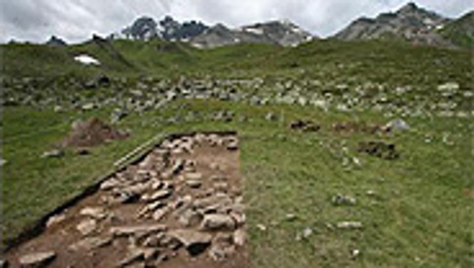 Die Grundmauern der ältesten Schweizer Alphütte im Val Fenga.