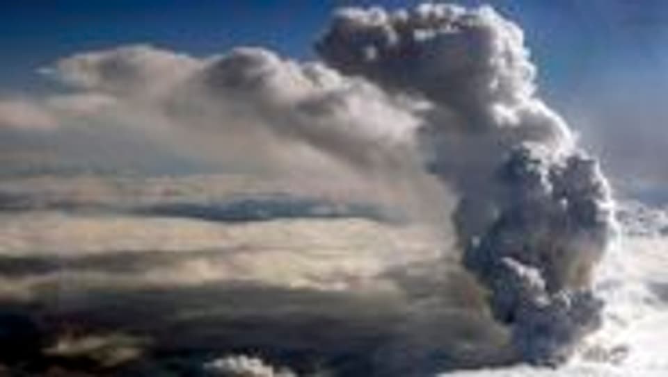 Die gewaltige Rauchsäule des isländischen Vulkans Eyjafjallajökull.