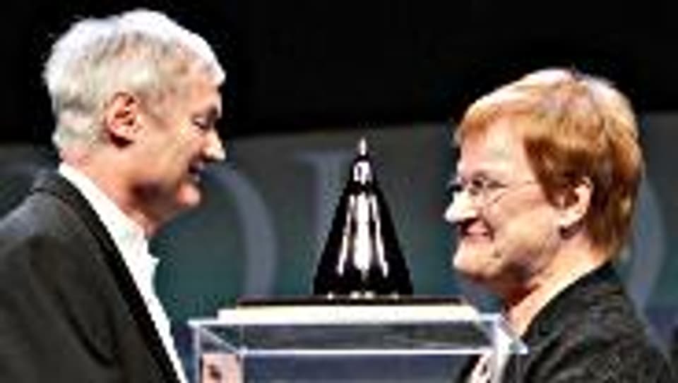 Die finnische Präsidentin Tarja Halonen überreicht Michael Grätzel den Technologiepreis.