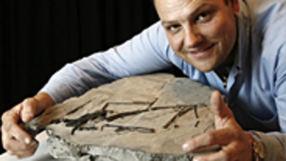 Hobby-Paläontologe Rico Stecher präsentiert seinen Flugsaurier.