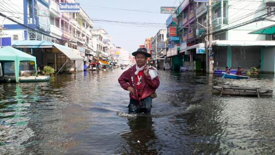 Überflutete Strasse in Bangkok.