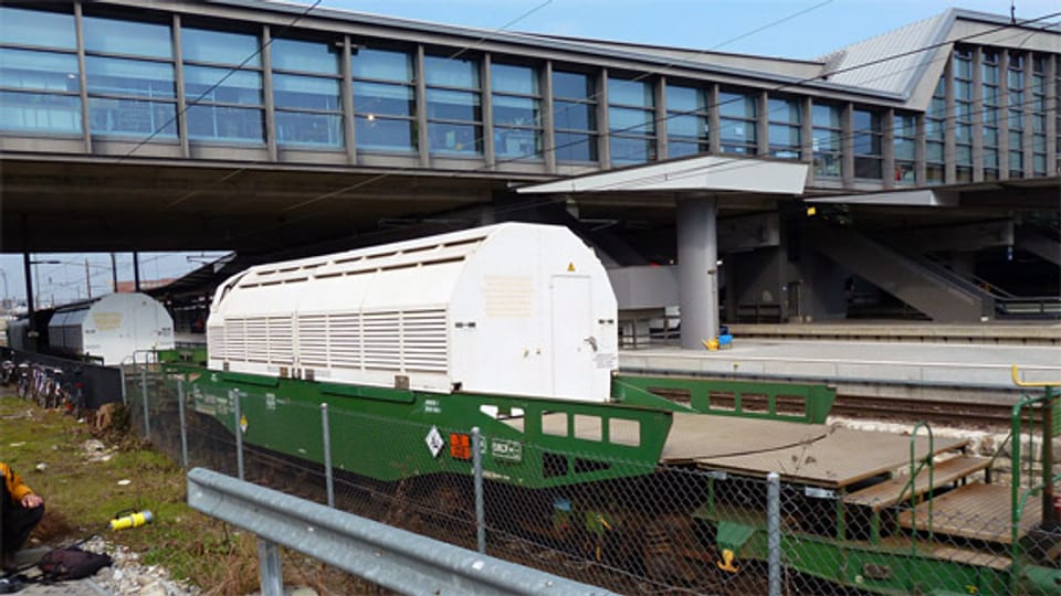 Umstrittene Durchreise: Transport der «Castor»-Behälter beim Bahnhof Basel.