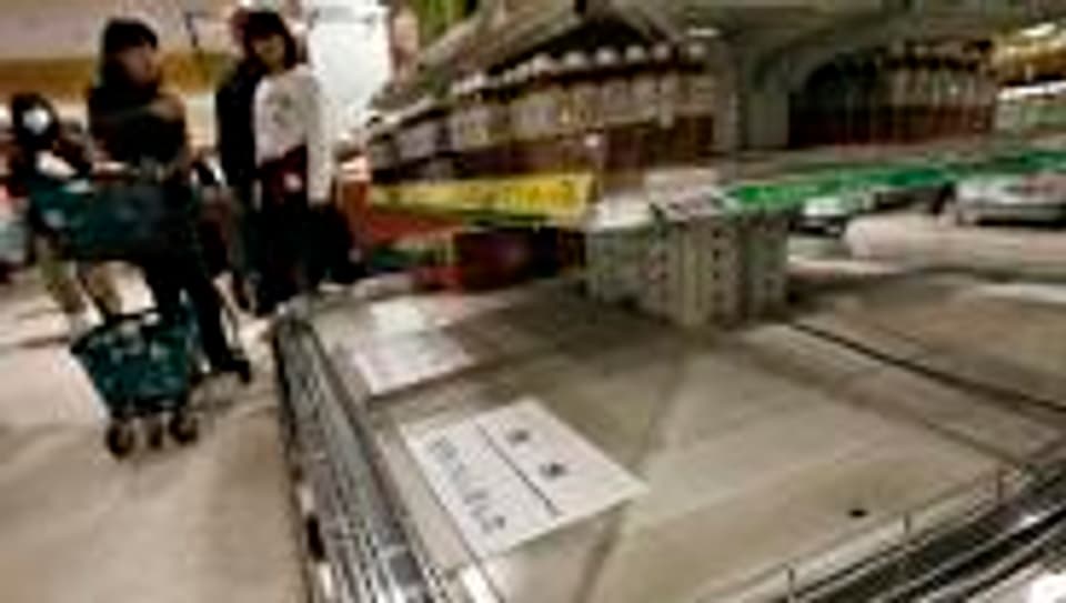 Leere Mineralwassergestelle in einem japanischen Supermarkt.