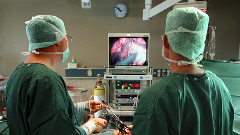 Ärzte bei der Entnahme einer Niere im Universitaetsspital Basel.