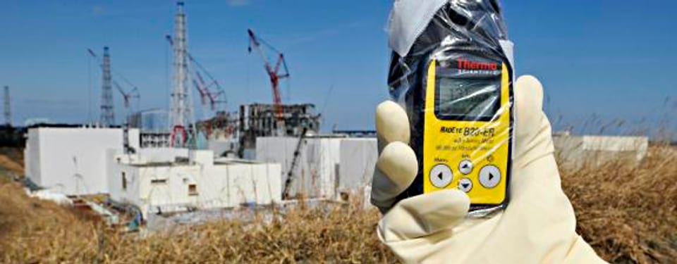 Messung der Radioaktivität bei den Reaktorblöcken in Fukushima.