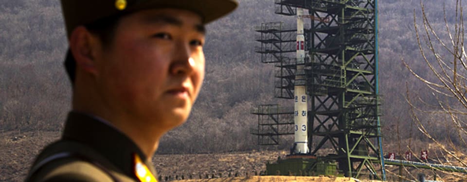 Ein Soldat bewacht die Unha-3-Rakete an der Basis in Tongchang-ri.