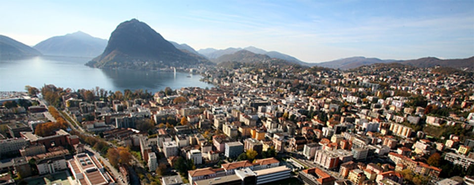 Panorama von Lugano mit Universitäts-Campus (unten links).