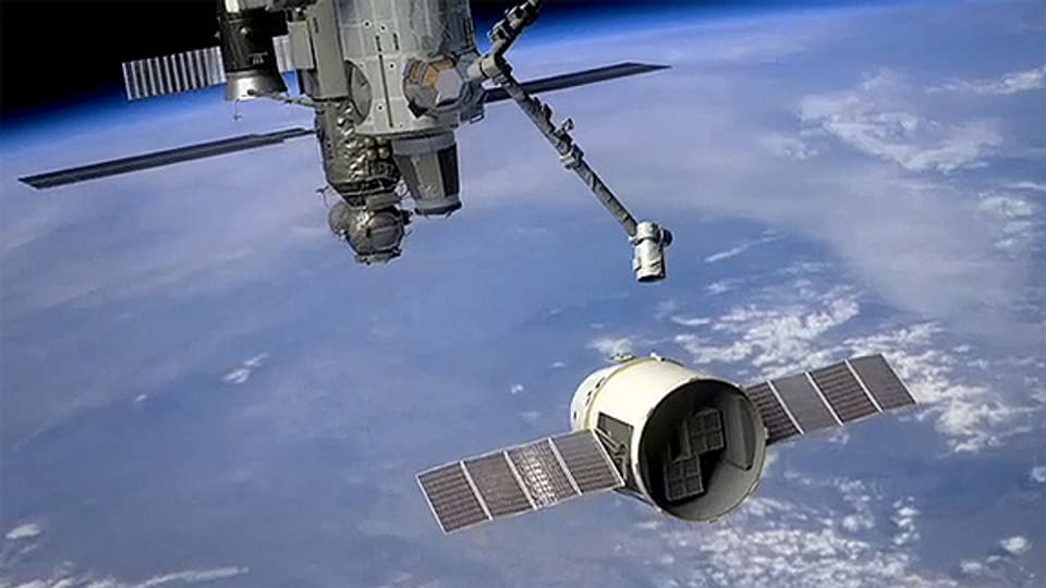 Das Transportmodul  «Dragon» (unten) auf dem Weg zur Internationalen Raumstation ISS.