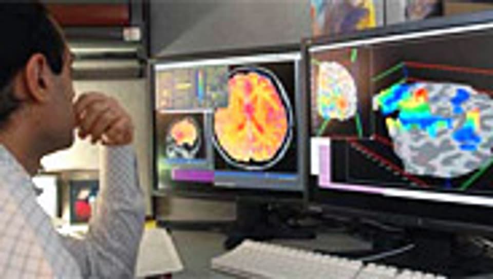 fMRI-Aufnahmen: Ein Forscher beobachtet das Hirn bei der Arbeit.
