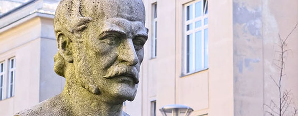 Semmelweis-Büste vor der Frauenklinik in Wien.